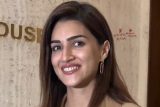 Kriti Sanon’s fun banter with paps as she gets clicked at Manish Malhotra’s residence