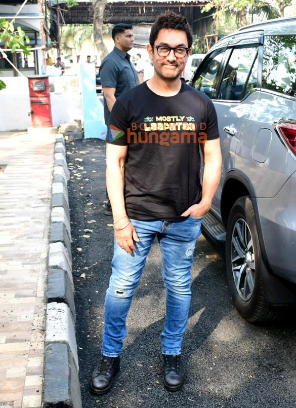 photos aamir khan leaves for pune for laapataa ladies promotions 3