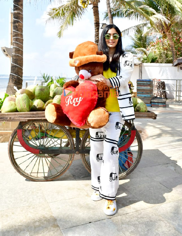 photos adah sharma sunil grover snapped promoting sunflower season 2 6