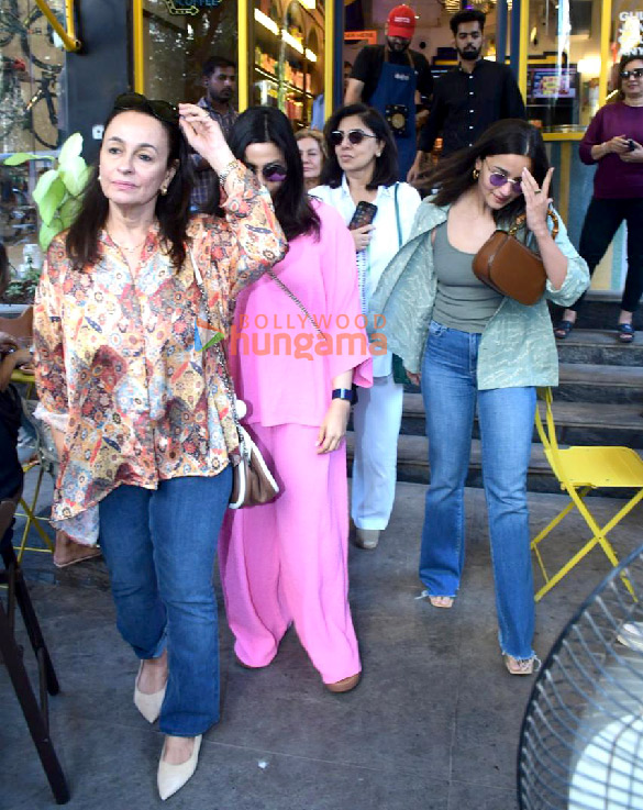 Photos: Alia Bhatt, Neetu Kapoor, Shaheen Bhatt, and Soni Razdan snapped outside a cafe in Bandra Photos: Alia Bhatt, Neetu Kapoor, Shaheen Bhatt, and Soni Razdan snapped outside a cafe in Bandra