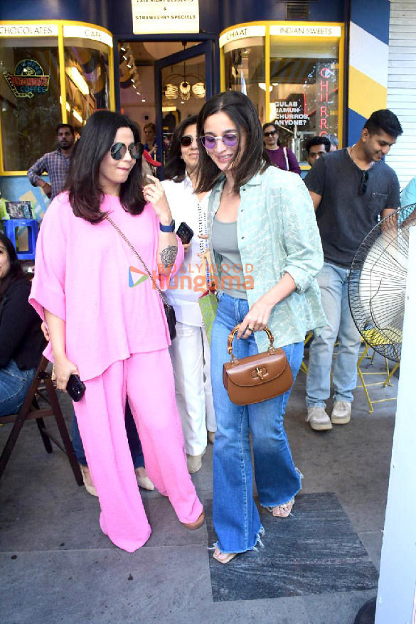 photos alia bhatt neetu kapoor shaheen bhatt and soni razdan snapped outside a cafe in bandra 2