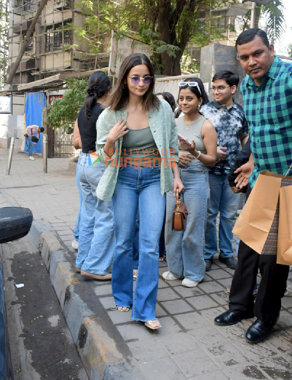 photos alia bhatt neetu kapoor shaheen bhatt and soni razdan snapped outside a cafe in bandra 5