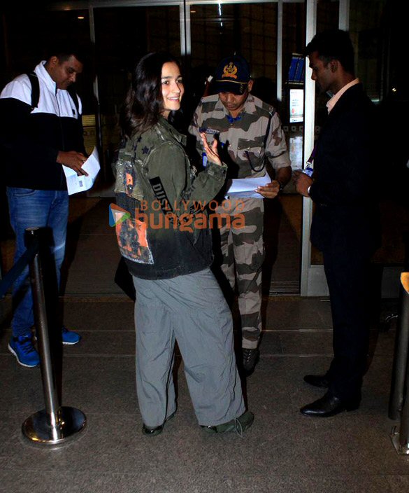 photos alia bhatt snapped at the airport 5 3