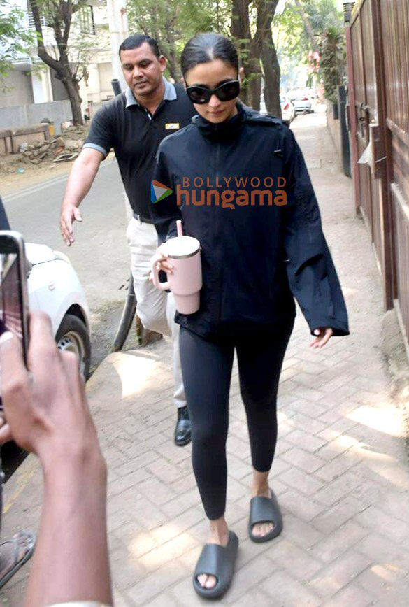 photos alia bhatt spotted at anshuka yoga in bandra 5