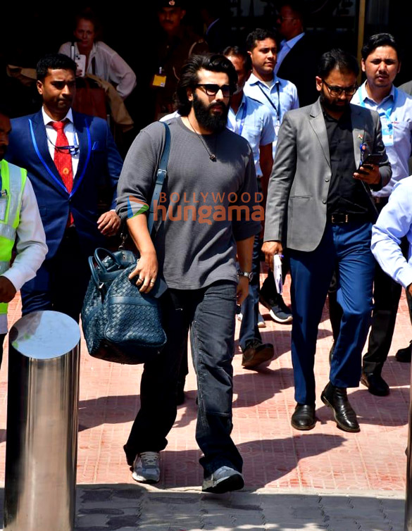 photos arjun kapoor snapped at jamnagar airport 4