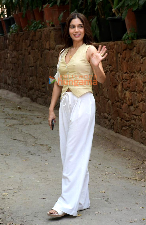 Photos: Bhumi Pednekar snapped outside Krome studio in Bandra Photos: Bhumi Pednekar snapped outside Krome studio in Bandra