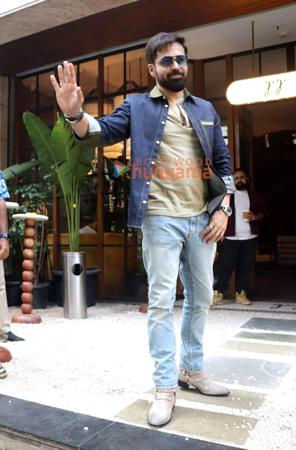 Photos: Emraan Hashmi snapped outside Gigi restaurant in Bandra Photos: Emraan Hashmi snapped outside Gigi restaurant in Bandra