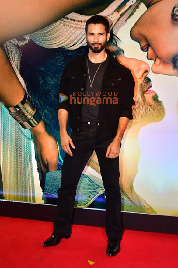 photos janhvi kapoor shahid kapoor kriti sanon and others grace the premiere of teri baaton mein aisa uljha jiya 10