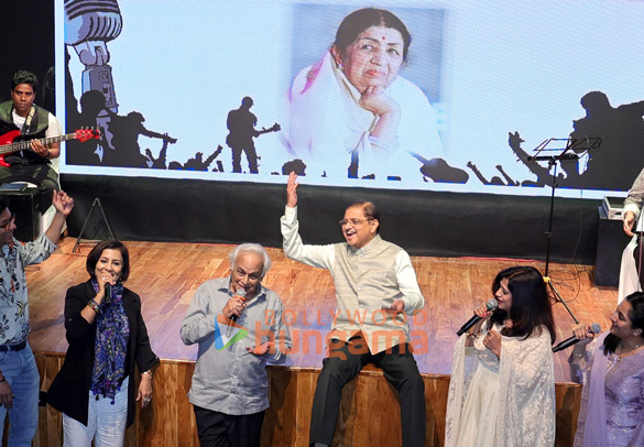 photos javed akhtar udit narayan shaan others pay tribute to lata mangeshkar at isamra sangeetmay baithak 10