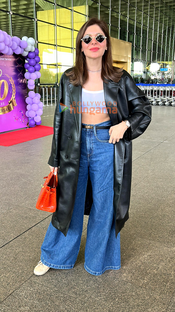 Photos: Kanika Kapoor, Karan Kundrra and Tejasswi Prakash snapped at the airport Photos: Kanika Kapoor, Karan Kundrra and Tejasswi Prakash snapped at the airport