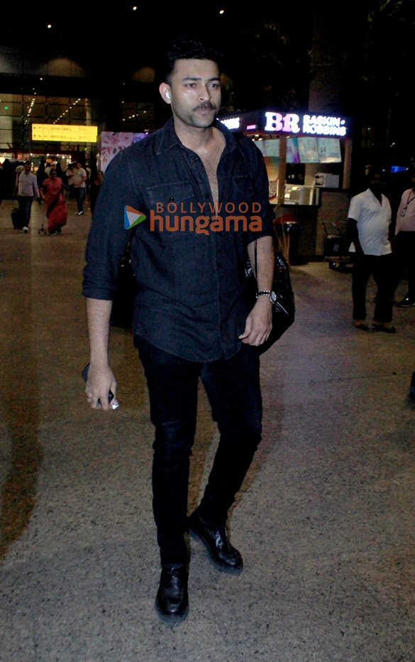photos kareena kapoor khan manushi chhillar and others snapped at the airport 7