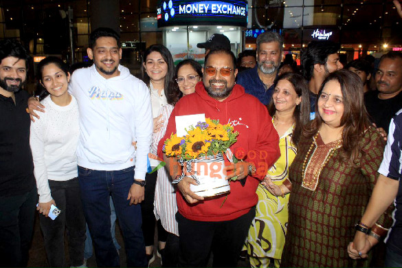 photos kareena kapoor khan preity zinta and shankar mahadevan snapped at the airport 3