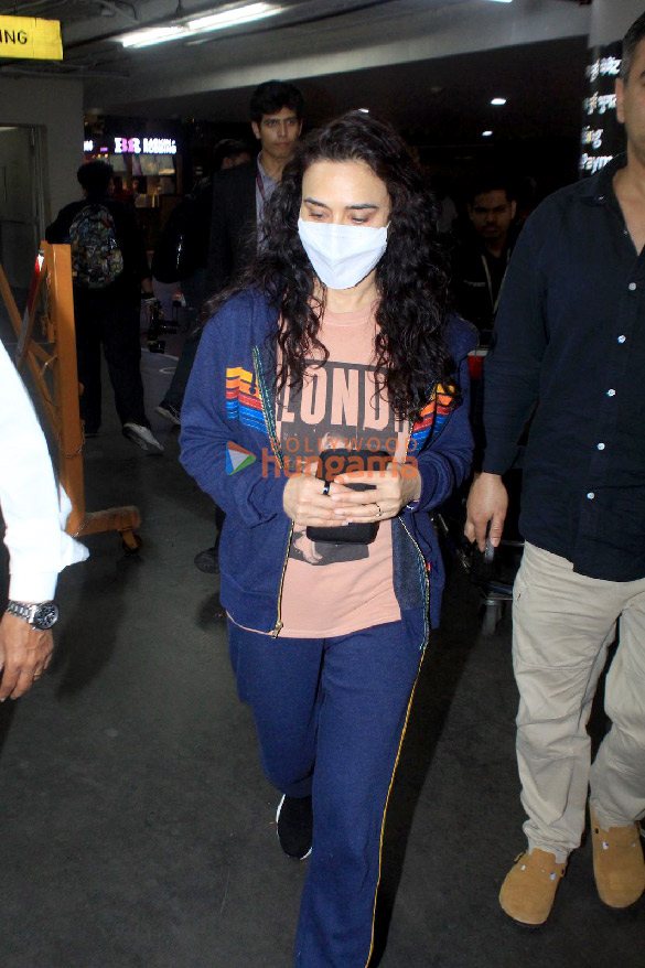 photos kareena kapoor khan preity zinta and shankar mahadevan snapped at the airport 5