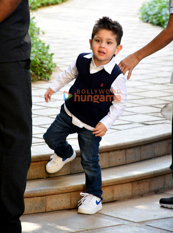 photos kareena kapoor khan saif ali khan randhir kapoor taimur ali khan snapped at jehs birthday party 2