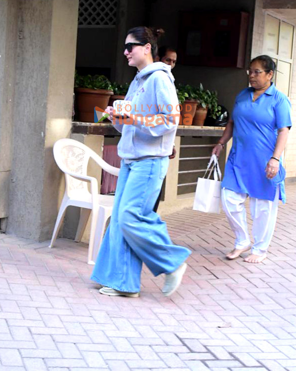 photos kareena kapoor khan spotted outside her residence in bandra 4