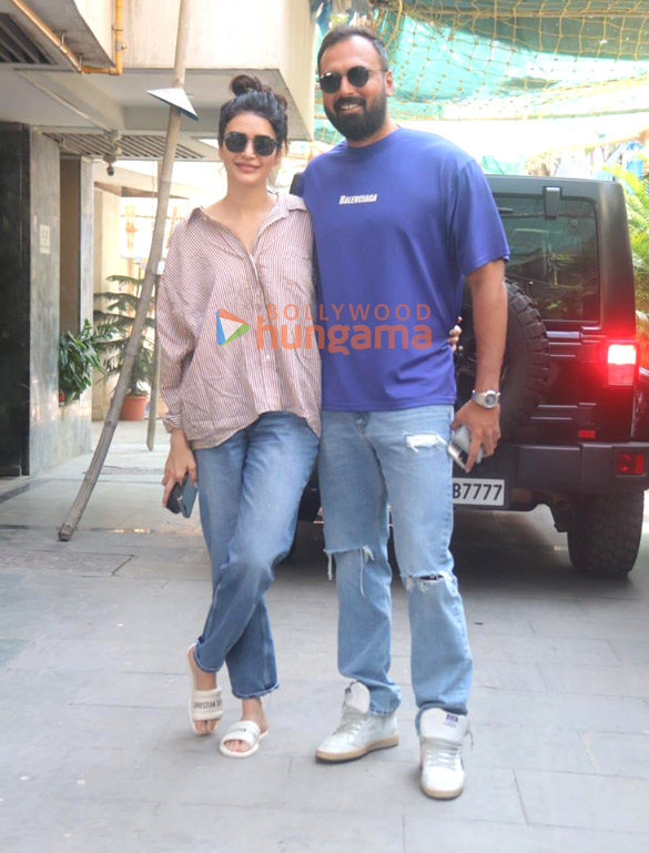 Photos: Karishma Tanna snapped with her husband in Bandra Photos: Karishma Tanna snapped with her husband in Bandra