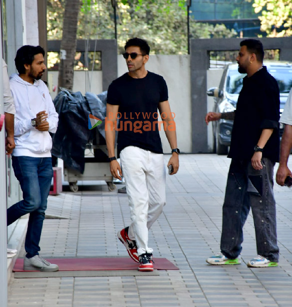 photos kartik aaryan and sharvari wagh spotted for the look test of bhool bhulaiyaa 3 3