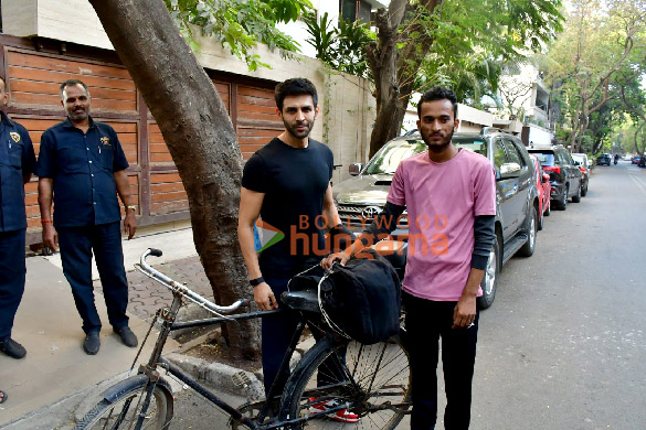 photos kartik aaryan meets a fan who arrives in mumbai on bicycle from jhansi 1