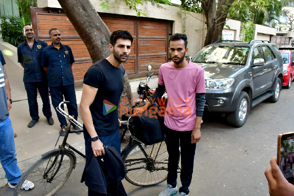 photos kartik aaryan meets a fan who arrives in mumbai on bicycle from jhansi 2