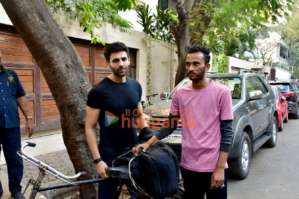 photos kartik aaryan meets a fan who arrives in mumbai on bicycle from jhansi 3