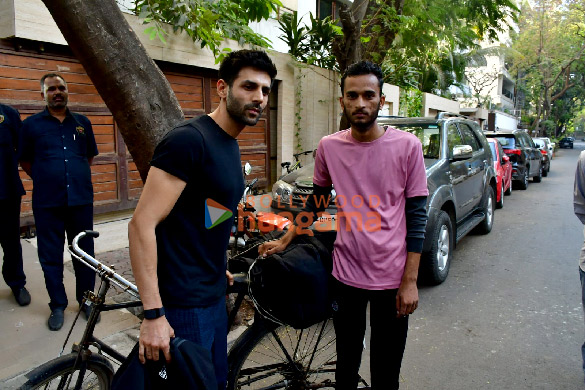 photos kartik aaryan meets a fan who arrives in mumbai on bicycle from jhansi 4