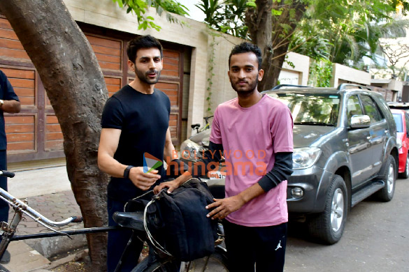Photos: Kartik Aaryan meets a fan who arrives in Mumbai on bicycle from Jhansi Photos: Kartik Aaryan meets a fan who arrives in Mumbai on bicycle from Jhansi