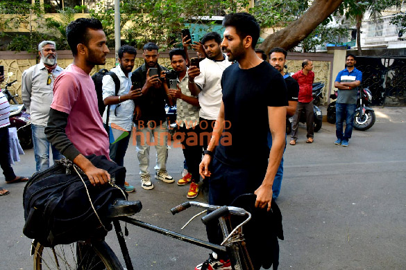 photos kartik aaryan meets a fan who arrives in mumbai on bicycle from jhansi 6