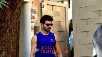 Photos: Kartik Aaryan snapped in Juhu