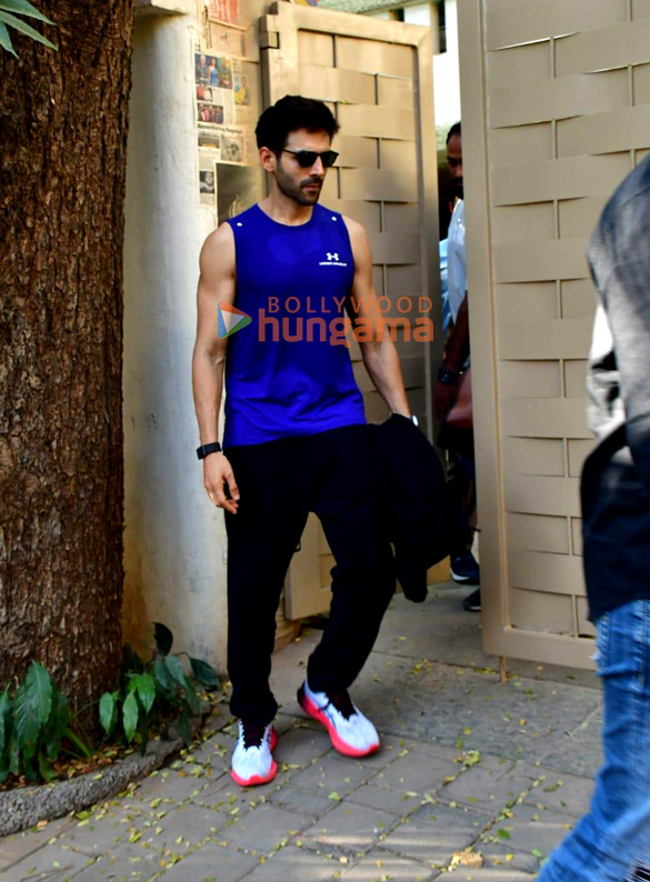 Photos: Kartik Aaryan snapped in Juhu Photos: Kartik Aaryan snapped in Juhu