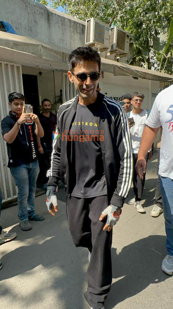 Photos: Kartik Aaryan snapped outside the gym in Juhu