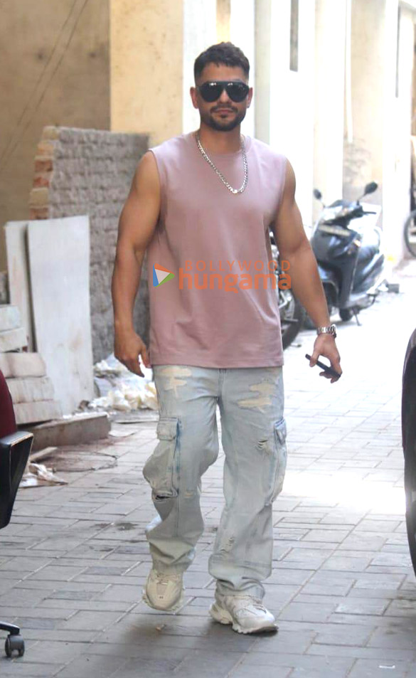 photos kunal khemu snapped in bandra 1 2