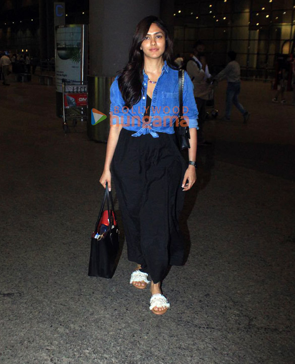 photos mrunal thakur and orhan awatramani snapped at the airport 5