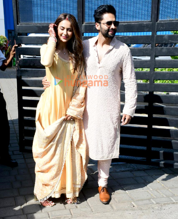 photos newlyweds jackky bhagnani and rakul preet singh arrived at a private airport in mumbai 5