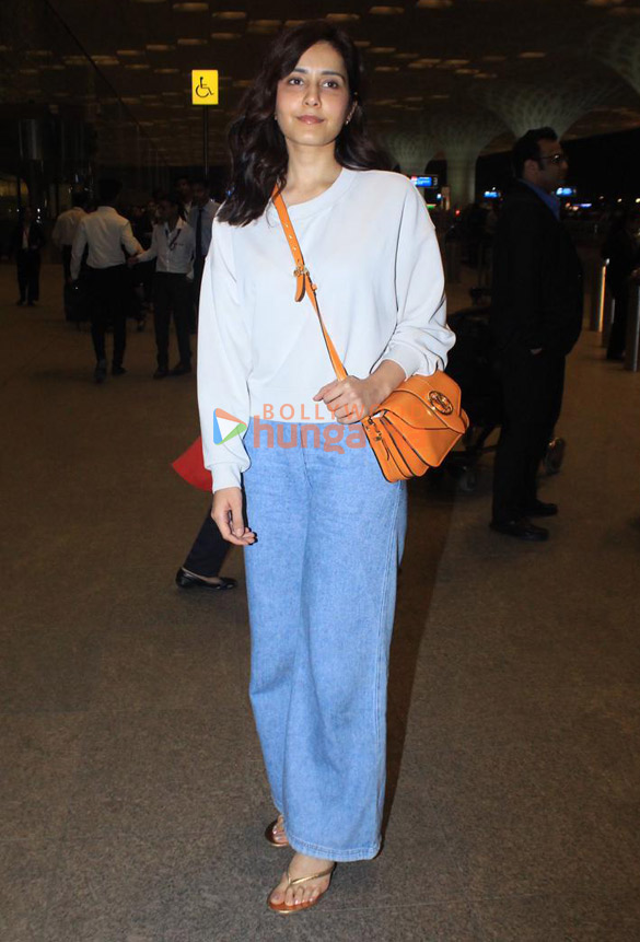 photos raashii khanna snapped at the airport 2