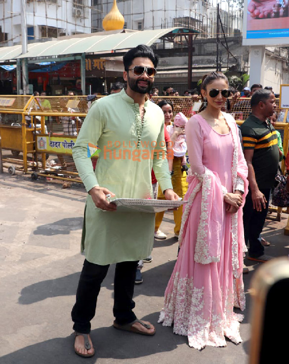photos rakul preet singh and jackky bhagnani seeks blessings at siddhivinayak temple 2
