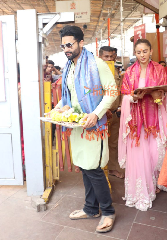 photos rakul preet singh and jackky bhagnani seeks blessings at siddhivinayak temple 3 3