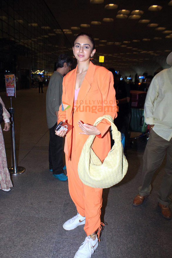 photos rakul preet singh and jackky bhagnani snapped at the airport 3