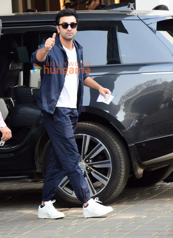 photos ranbir kapoor neetu singh and arjun kapoor snapped at kalina airport 4