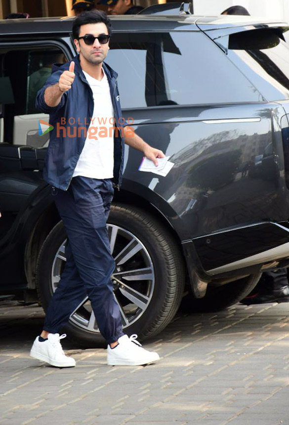 Photos: Ranbir Kapoor, Neetu Singh and Arjun Kapoor snapped at Kalina airport Photos: Ranbir Kapoor, Neetu Singh and Arjun Kapoor snapped at Kalina airport