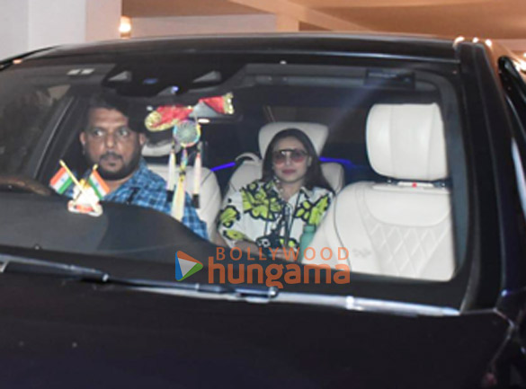 photos rani mukerji snapped at karan johars house in bandra 3