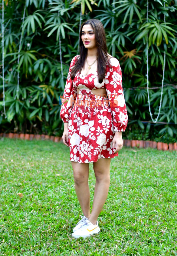 photos saiee manjrekar and guru randhawa snapped promoting kuch khattaa ho jaay 5