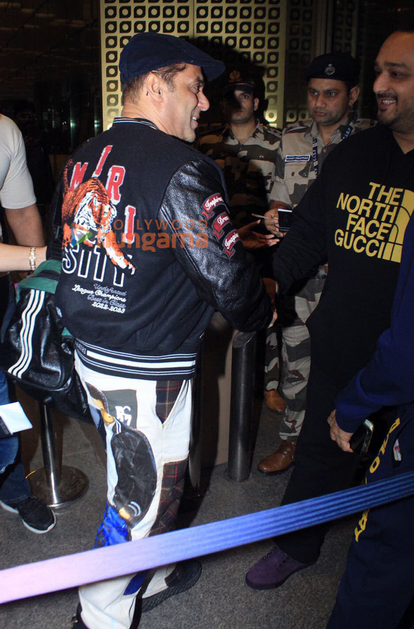 photos salman khan and baba siddique snapped at the airport 3