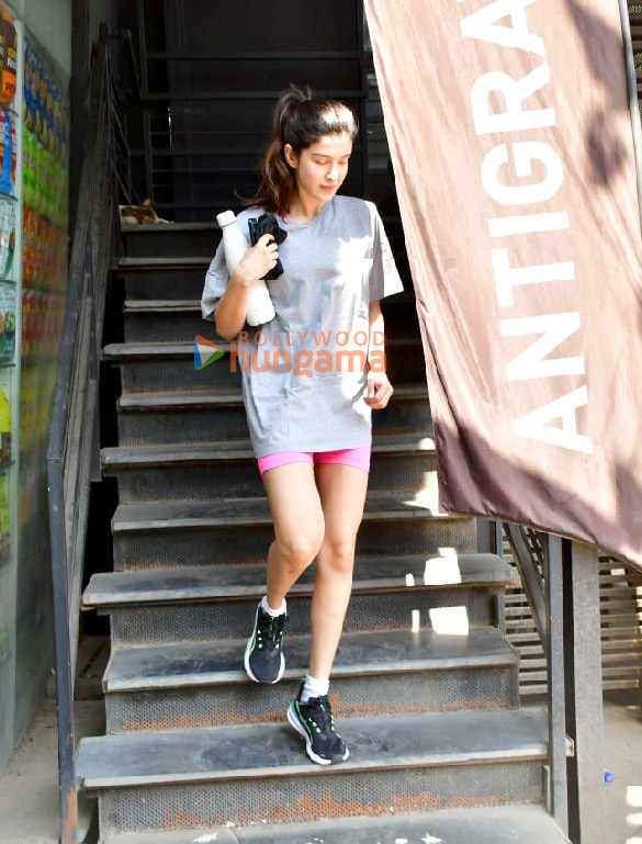 photos sara ali khan siddhant chaturvedi and shanaya kapoor snapped outside the gym in juhu 3