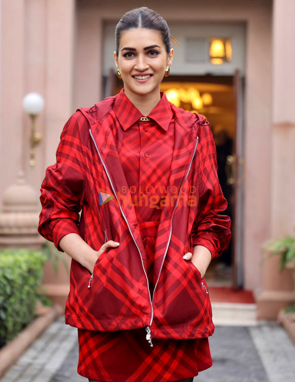 photos shahid kapoor and kriti sanon snapped promoting their film teri baaton mein aisa uljha jiya 6 3