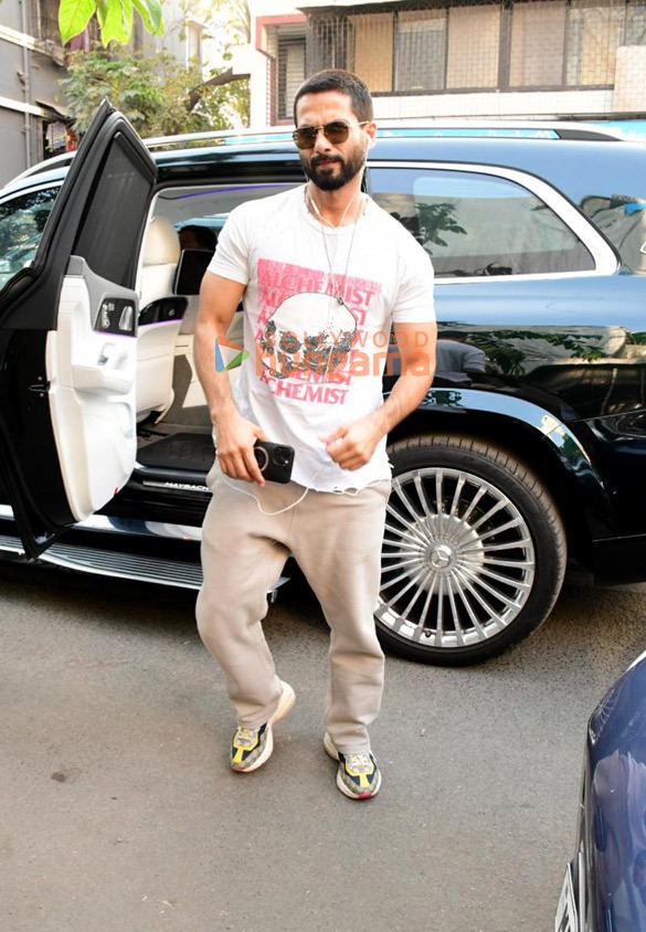 photos shahid kapoor spotted outside a cafe in bandra 1