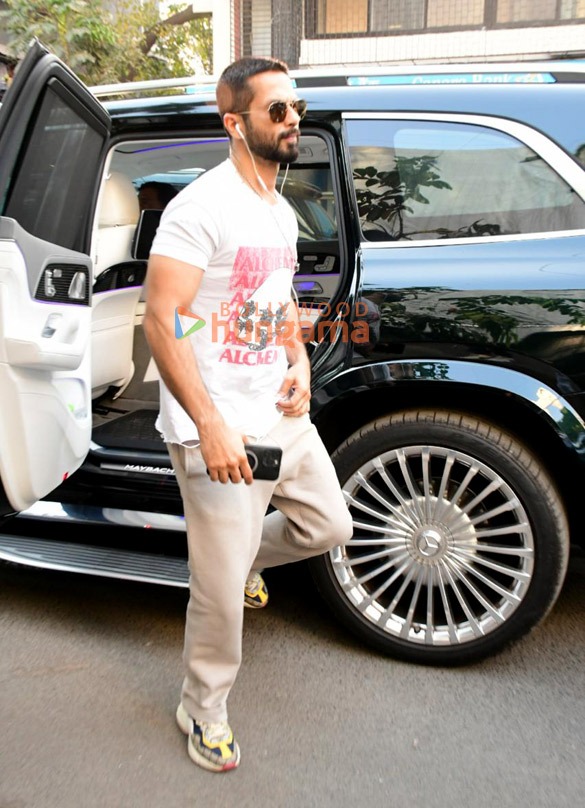 photos shahid kapoor spotted outside a cafe in bandra 4