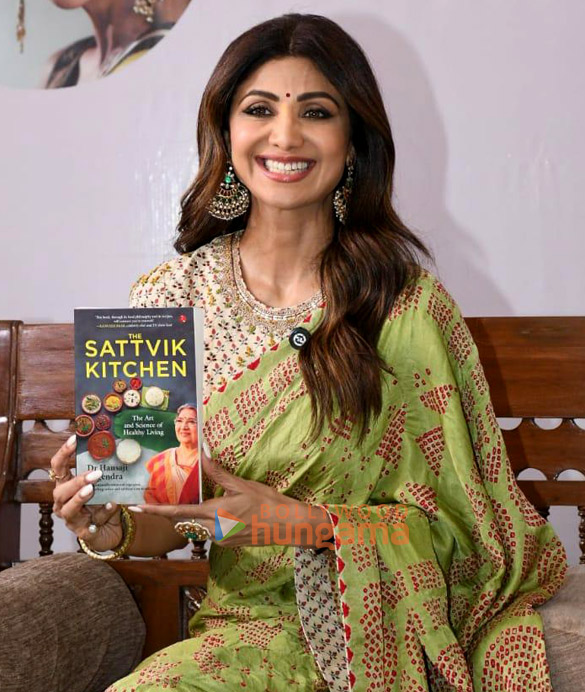 photos shilpa shetty snapped at the launch of dr hansaji yogendras latest book the sattvik kitchen 4