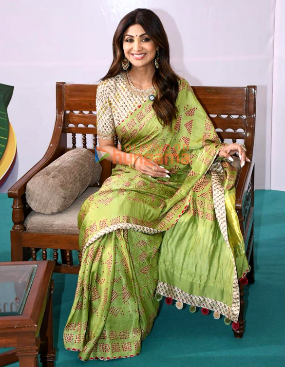 photos shilpa shetty snapped at the launch of dr hansaji yogendras latest book the sattvik kitchen 9