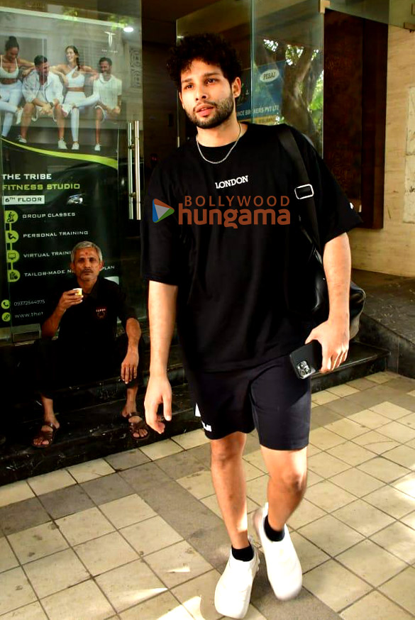 photos siddhant chaturvedi and saiee manjrekar snapped in juhu 3
