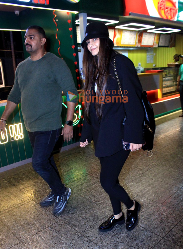 photos sidharth malhotra kiara advani sonam kapoor ahuja and manasvi mamgai snapped at the airport 2